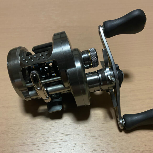 SHIMANO(シマノ)のカルカッタコンクエストbfs 左巻き スポーツ/アウトドアのフィッシング(リール)の商品写真