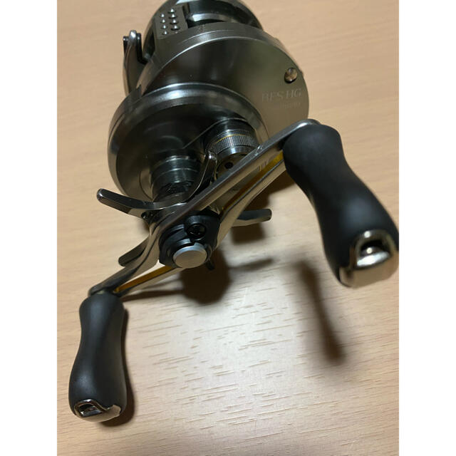 SHIMANO(シマノ)のカルカッタコンクエストbfs 左巻き スポーツ/アウトドアのフィッシング(リール)の商品写真