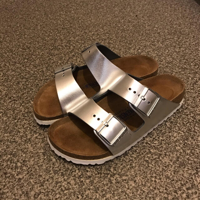 BIRKENSTOCK(ビルケンシュトック)の値下げ！ビルケンシュトック　アリゾナ　シルバー レディースの靴/シューズ(サンダル)の商品写真