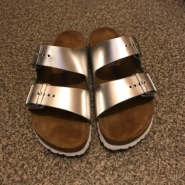 BIRKENSTOCK(ビルケンシュトック)の値下げ！ビルケンシュトック　アリゾナ　シルバー レディースの靴/シューズ(サンダル)の商品写真