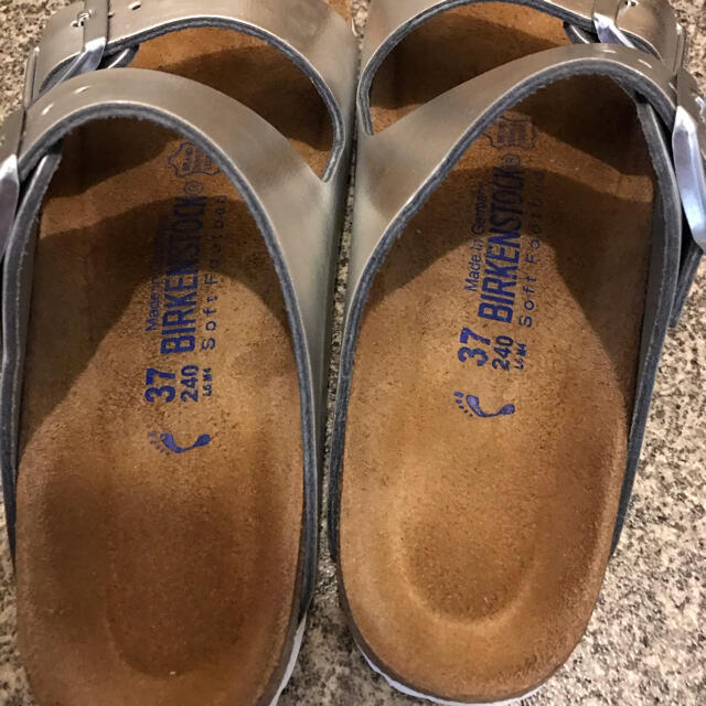 BIRKENSTOCK(ビルケンシュトック)の値下げ！ビルケンシュトック　アリゾナ　シルバー レディースの靴/シューズ(サンダル)の商品写真