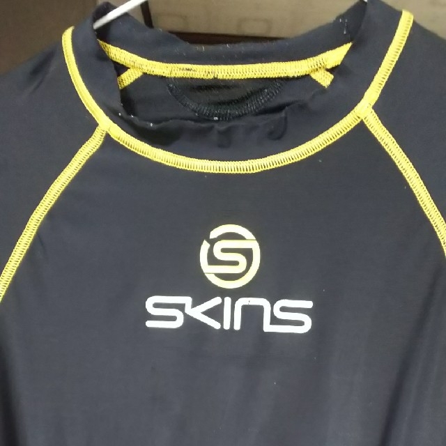 SKINS(スキンズ)のSKINS スキンズ メンズ用コンプレッション  Sサイズ 上下セット スポーツ/アウトドアのトレーニング/エクササイズ(トレーニング用品)の商品写真