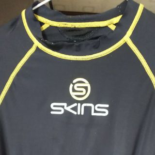 スキンズ(SKINS)のSKINS スキンズ メンズ用コンプレッション  Sサイズ 上下セット(トレーニング用品)