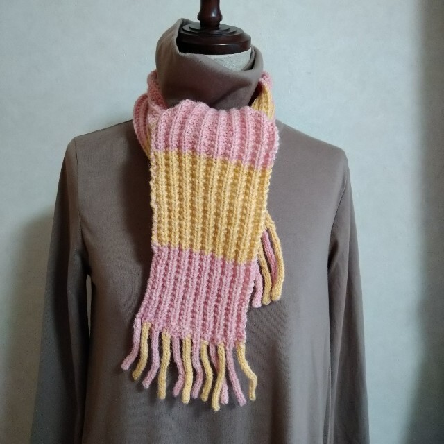 フリンジマフラー 手編み ピンク×イエロー ハンドメイド ハンドメイドのファッション小物(マフラー/ストール)の商品写真
