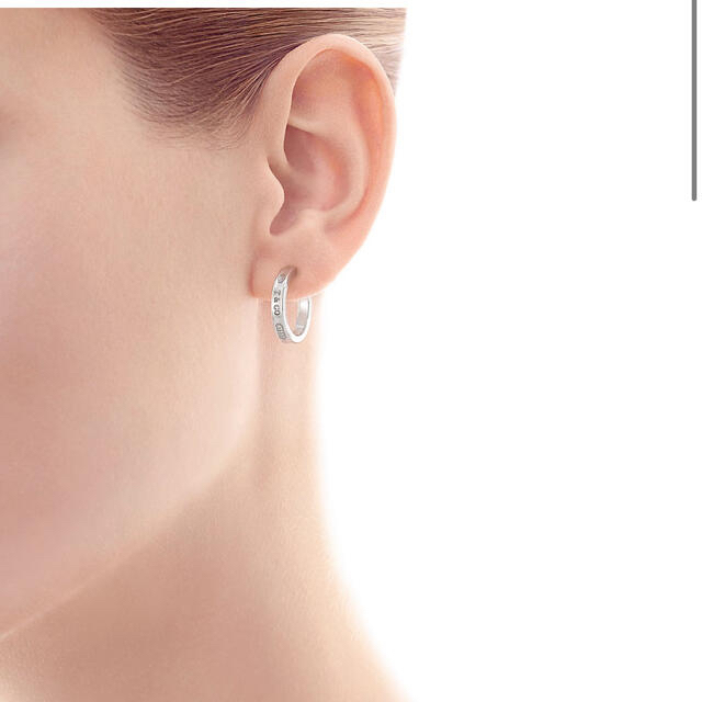 Tiffany & Co.(ティファニー)のティファニー　ナローフープピアス　スモール レディースのアクセサリー(ピアス)の商品写真