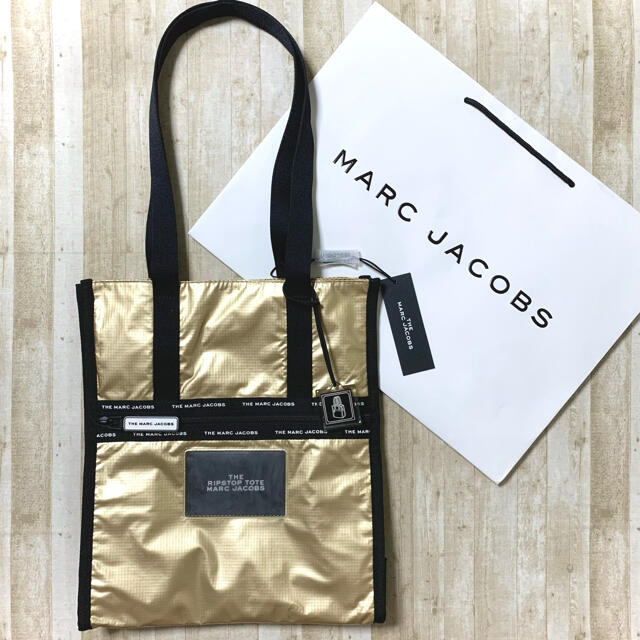 MARC JACOBS(マークジェイコブス)の新品未使用 マークジェイコブス ripstop ゴールド ナイロン トートバッグ レディースのバッグ(トートバッグ)の商品写真