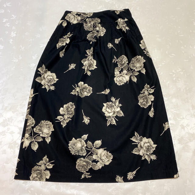 KANEKO ISAO(カネコイサオ)のカネコイサオ　モノトーン薔薇pt.　ミディ丈スカート　黒　 レディースのスカート(ロングスカート)の商品写真