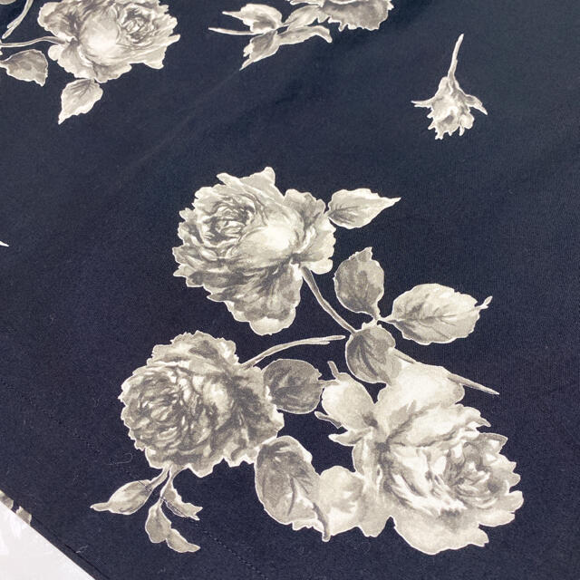 KANEKO ISAO(カネコイサオ)のカネコイサオ　モノトーン薔薇pt.　ミディ丈スカート　黒　 レディースのスカート(ロングスカート)の商品写真