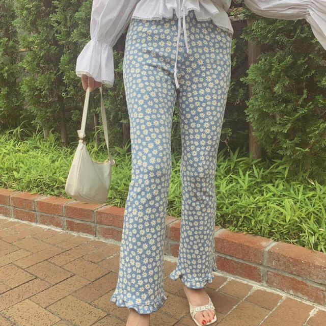 Lochie(ロキエ)のepine frill flower pants ※ 最終値下げ レディースのパンツ(クロップドパンツ)の商品写真