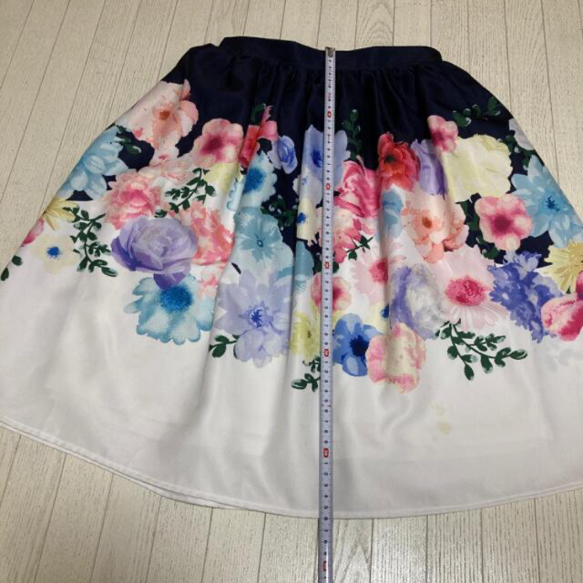 tocco(トッコ)のtocco closet  ひざ丈  フレアスカート ネイビー × 白  花柄 レディースのスカート(ひざ丈スカート)の商品写真