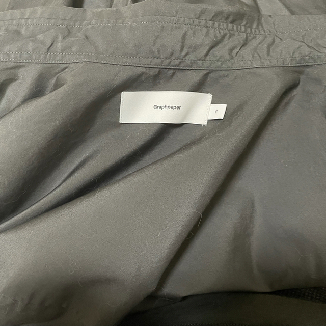 1LDK SELECT(ワンエルディーケーセレクト)のgraphpaper レギュラーカラーシャツ　チャコールグレー メンズのトップス(シャツ)の商品写真