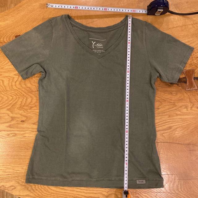 YANUK(ヤヌーク)のYANUK Tシャツ　ほぼ未使用(試着程度)  秋を感じるグリーン レディースのトップス(Tシャツ(半袖/袖なし))の商品写真