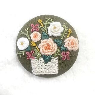 バラの刺繍ブローチ  オレンジ(コサージュ/ブローチ)