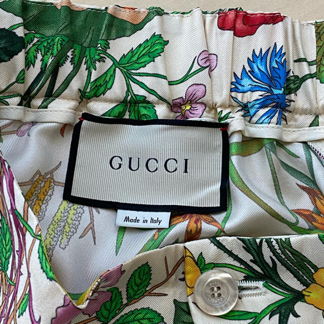 Gucci(グッチ)の【美品】GUCCI フローラル　シルク　パンツ　グッチ レディースのパンツ(カジュアルパンツ)の商品写真