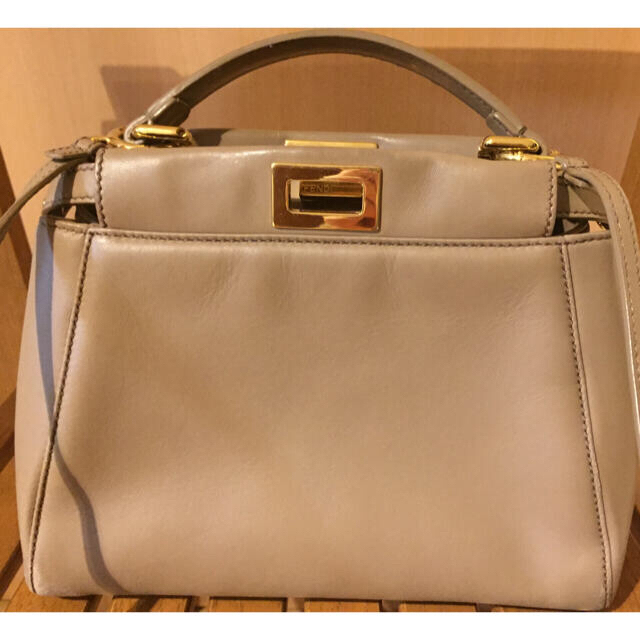 本物保証! FENDI - FENDI ピーカブー ナッパレザー ミニ ハンドバッグ
