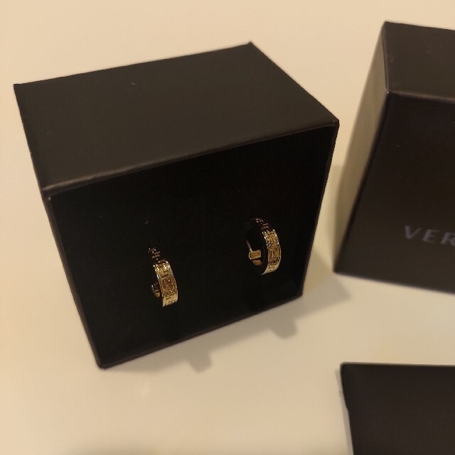 VERSACE(ヴェルサーチ)のVERSACE 新品 グレカ グリーク フープピアス ユニセックス  メンズのアクセサリー(ピアス(両耳用))の商品写真