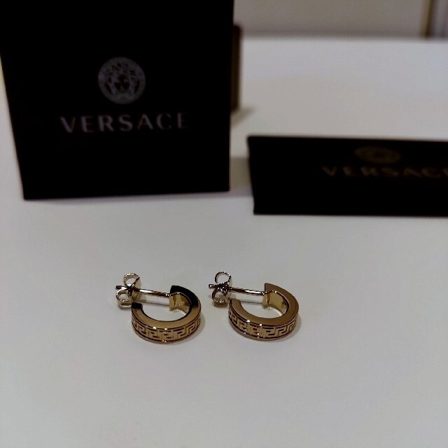 VERSACE(ヴェルサーチ)のVERSACE 新品 グレカ グリーク フープピアス ユニセックス  メンズのアクセサリー(ピアス(両耳用))の商品写真