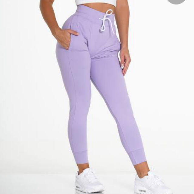 UNDER ARMOUR(アンダーアーマー)のNVGTN ジョガーパンツ Lilac Joggers 美尻　レギンス スポーツ/アウトドアのトレーニング/エクササイズ(トレーニング用品)の商品写真