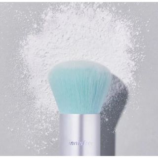 イニスフリー(Innisfree)のイニスフリー　オンライン限定　カブキブラシ　ブルー　新品(チーク/フェイスブラシ)