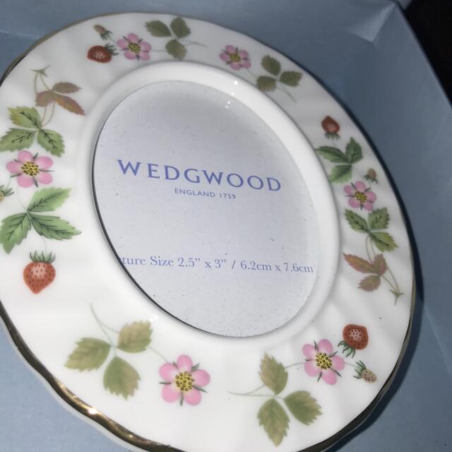 WEDGWOOD(ウェッジウッド)のウエッジウッド　ワイルドストロベリー　フォトスタンド インテリア/住まい/日用品のインテリア小物(フォトフレーム)の商品写真