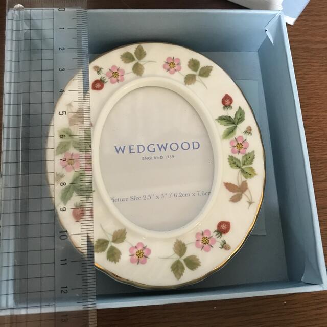 WEDGWOOD(ウェッジウッド)のウエッジウッド　ワイルドストロベリー　フォトスタンド インテリア/住まい/日用品のインテリア小物(フォトフレーム)の商品写真