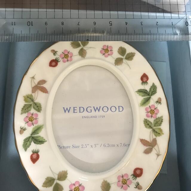 WEDGWOOD(ウェッジウッド)のウエッジウッド　ワイルドストロベリー　フォトスタンド インテリア/住まい/日用品のインテリア小物(フォトフレーム)の商品写真