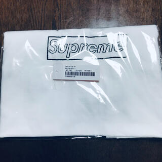 シュプリーム(Supreme)のSupreme KAWS Tシャツ　ボックスロゴ　チョーク(Tシャツ/カットソー(半袖/袖なし))