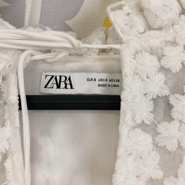 ZARA ザラストラクチャ入り生地ミニワンピース　刺繍ワンピース レディースのワンピース(ミニワンピース)の商品写真