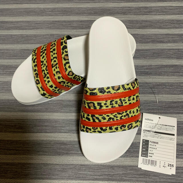 adidas アディレッタ サンダル / ADILETTE SLIDES25.5 レディースの靴/シューズ(サンダル)の商品写真