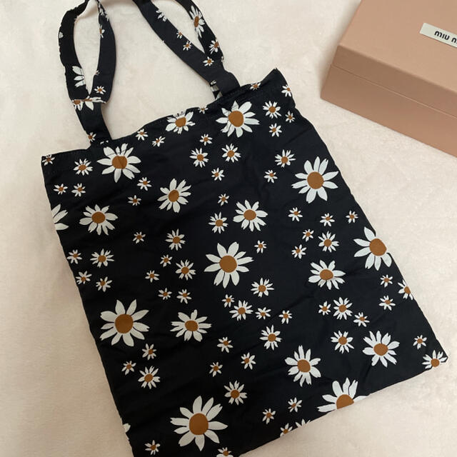 MIU MIU - エコバッグ ブラック お花柄の通販 by ❤︎|ミュウ MIU MIU - エコバッグ ブラック お花柄の通販 by ❤︎|ミュウ