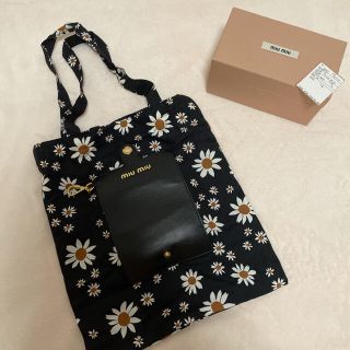 ミュウミュウ(miumiu)のエコバッグ　ブラック　お花柄(エコバッグ)