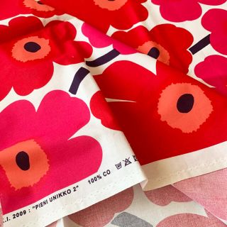 マリメッコ(marimekko)の新品★marimekko はぎれ 生地 pieni unikko 赤 ピンク(生地/糸)