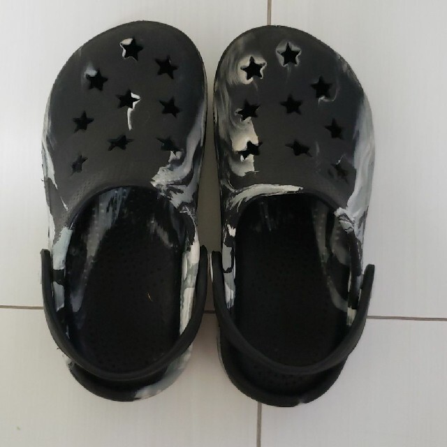 クロックス風 キッズサンダル 17cm 黒サンダル ブラックサンダル キッズ/ベビー/マタニティのキッズ靴/シューズ(15cm~)(サンダル)の商品写真