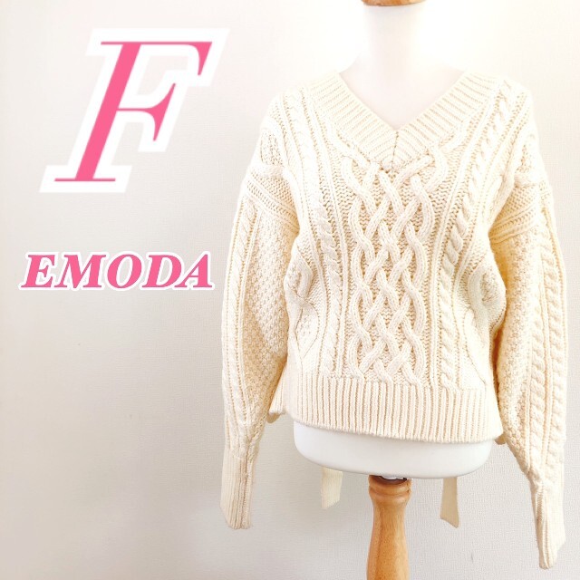 EMODA(エモダ)のEMODA　エモダ　長袖ニット　ケーブル編み　アイボリー　バックリボン　かわいい レディースのトップス(ニット/セーター)の商品写真