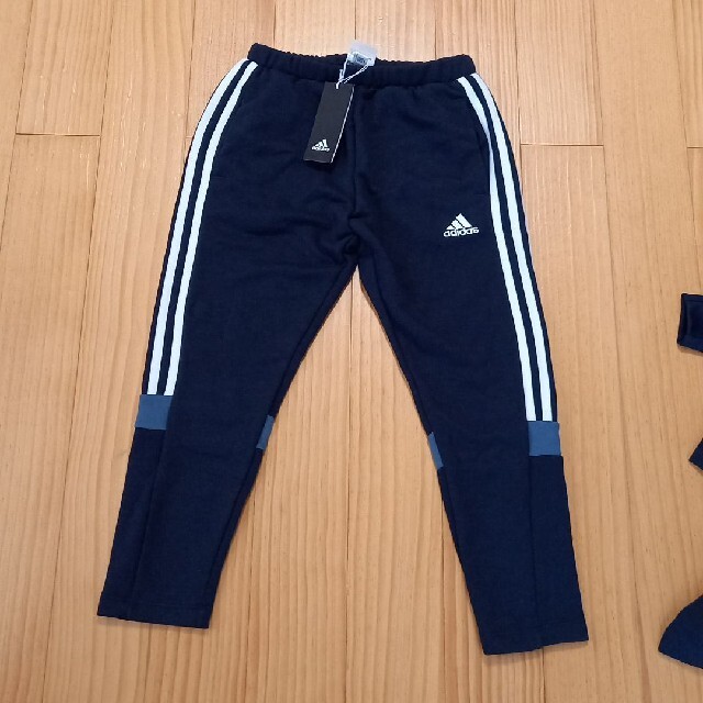 adidas(アディダス)のadidas140 スウェット パンツ ジャージ adidas キッズ/ベビー/マタニティのキッズ服男の子用(90cm~)(パンツ/スパッツ)の商品写真