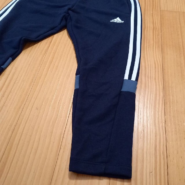 adidas(アディダス)のadidas140 スウェット パンツ ジャージ adidas キッズ/ベビー/マタニティのキッズ服男の子用(90cm~)(パンツ/スパッツ)の商品写真