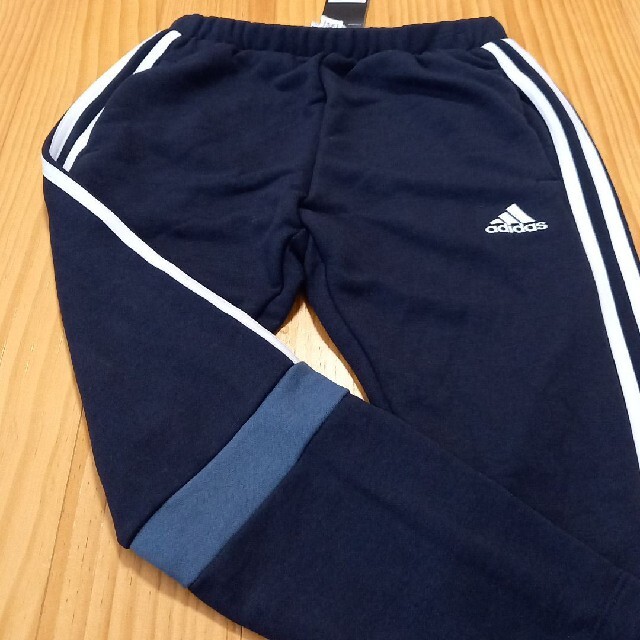 adidas(アディダス)のadidas140 スウェット パンツ ジャージ adidas キッズ/ベビー/マタニティのキッズ服男の子用(90cm~)(パンツ/スパッツ)の商品写真