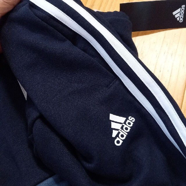 adidas(アディダス)のadidas140 スウェット パンツ ジャージ adidas キッズ/ベビー/マタニティのキッズ服男の子用(90cm~)(パンツ/スパッツ)の商品写真