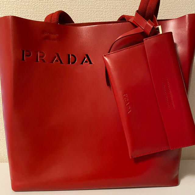 PRADA 本革赤バック（ミニポーチ付き）