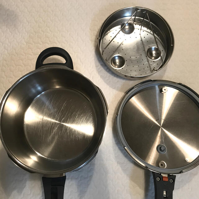 WMF(ヴェーエムエフ)のWMF(ヴェーエムエフ)パーフェクト プラス 圧力鍋4.5Lフィスラーストゥブ インテリア/住まい/日用品のキッチン/食器(鍋/フライパン)の商品写真