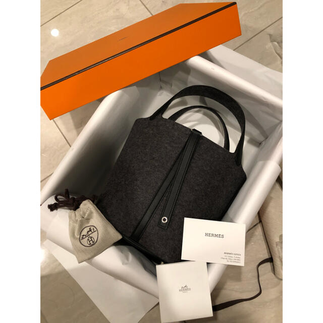 Hermes(エルメス)のエルメス　フェルト　ピコタンロックMM グリモワイヤン✖️ノワール　ピコタン  レディースのバッグ(ハンドバッグ)の商品写真