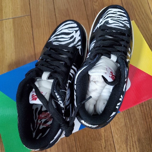 NIKE(ナイキ)のQuartersnacks × Nike SB Dunk Low Zebra メンズの靴/シューズ(スニーカー)の商品写真