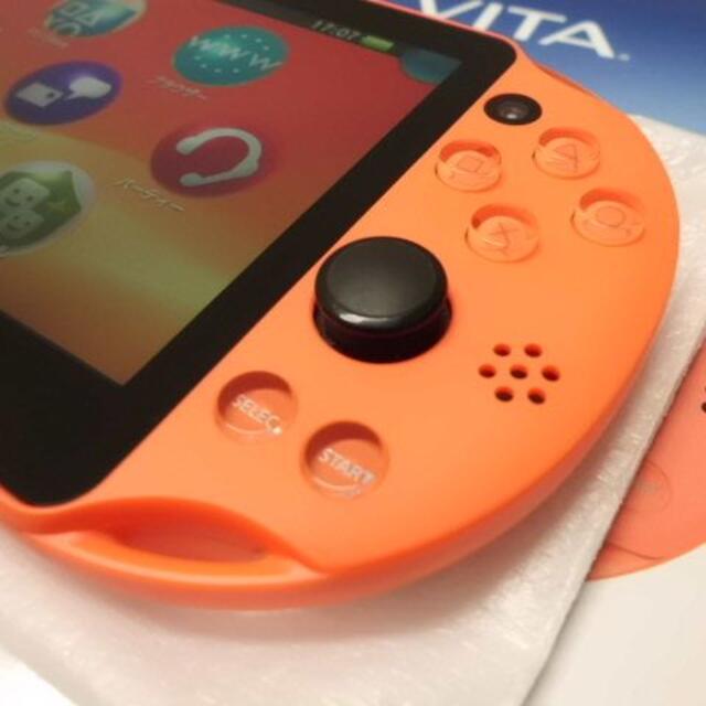 PlayStation Vita(プレイステーションヴィータ)のPSVITA PCH-2000 Neon Orangeと8GBメモリーカード エンタメ/ホビーのゲームソフト/ゲーム機本体(携帯用ゲーム機本体)の商品写真
