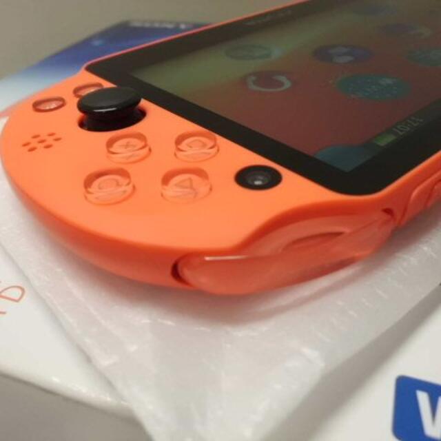 PlayStation Vita(プレイステーションヴィータ)のPSVITA PCH-2000 Neon Orangeと8GBメモリーカード エンタメ/ホビーのゲームソフト/ゲーム機本体(携帯用ゲーム機本体)の商品写真