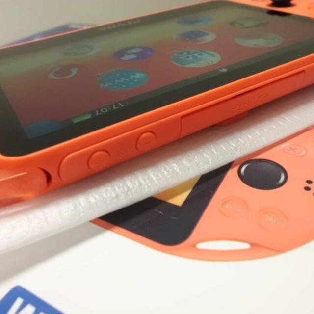 PlayStation Vita(プレイステーションヴィータ)のPSVITA PCH-2000 Neon Orangeと8GBメモリーカード エンタメ/ホビーのゲームソフト/ゲーム機本体(携帯用ゲーム機本体)の商品写真