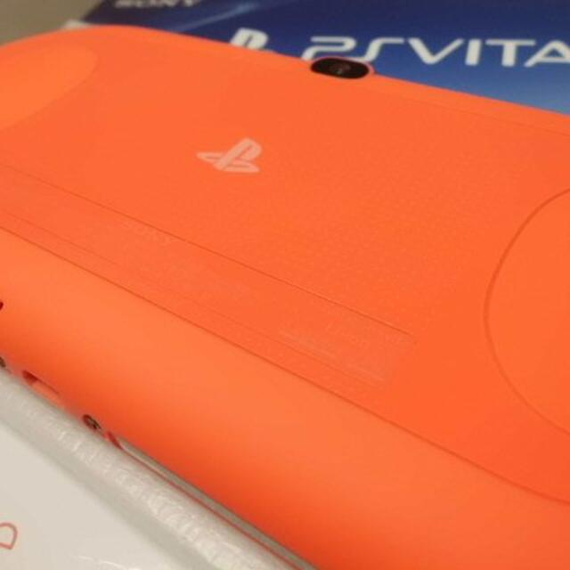 PlayStation Vita(プレイステーションヴィータ)のPSVITA PCH-2000 Neon Orangeと8GBメモリーカード エンタメ/ホビーのゲームソフト/ゲーム機本体(携帯用ゲーム機本体)の商品写真