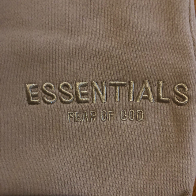 FEAR OF GOD(フィアオブゴッド)のFOG essentials ハーフパンツ　Lサイズ　ベージュ メンズのパンツ(ショートパンツ)の商品写真