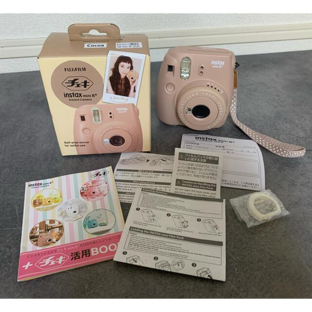 富士フイルム(フジフイルム)の美品　チェキ　instax mini 8+ ココア スマホ/家電/カメラのカメラ(フィルムカメラ)の商品写真