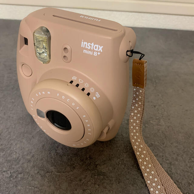 富士フイルム(フジフイルム)の美品　チェキ　instax mini 8+ ココア スマホ/家電/カメラのカメラ(フィルムカメラ)の商品写真