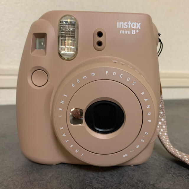 富士フイルム(フジフイルム)の美品　チェキ　instax mini 8+ ココア スマホ/家電/カメラのカメラ(フィルムカメラ)の商品写真